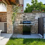 Poiai Stonehouse With Jacuzzi Holiday home *