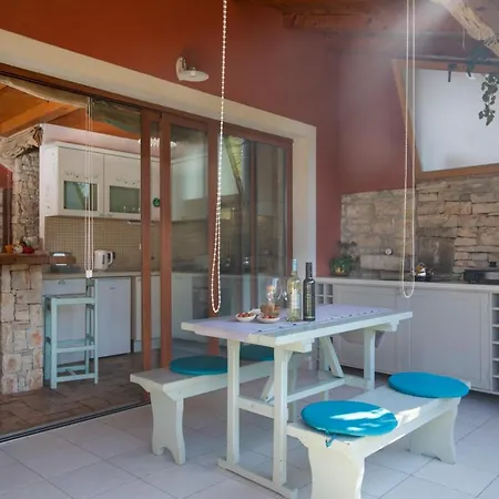 בית נופש Poiai Stonehouse With Jacuzzi *