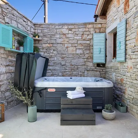 Poiai Stonehouse With Jacuzzi בית נופש
