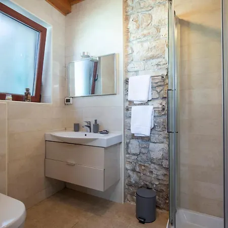 Poiai Stonehouse With Jacuzzi בית נופש