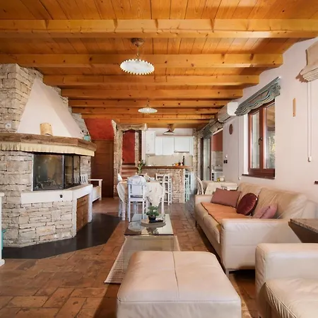 Poiai Stonehouse With Jacuzzi פרוי