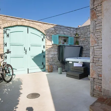 Poiai Stonehouse With Jacuzzi