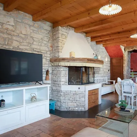 Poiai Stonehouse With Jacuzzi * פרוי