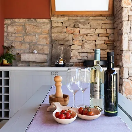 Holiday home Poiai Stonehouse With Jacuzzi *