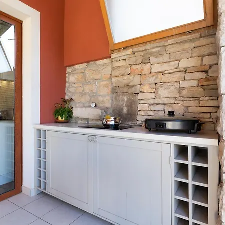 Poiai Stonehouse With Jacuzzi פרוי