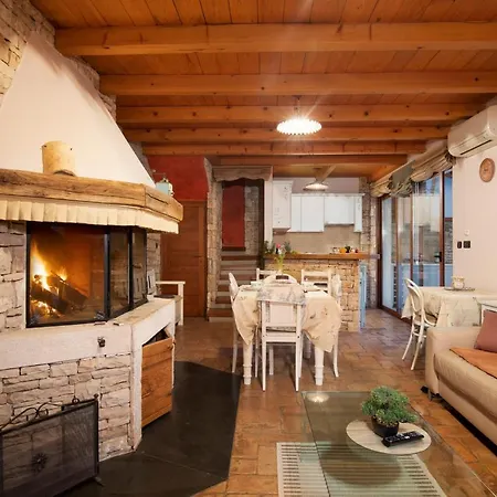 בית נופש Poiai Stonehouse With Jacuzzi *