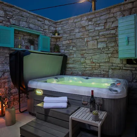 בית נופש Poiai Stonehouse With Jacuzzi *