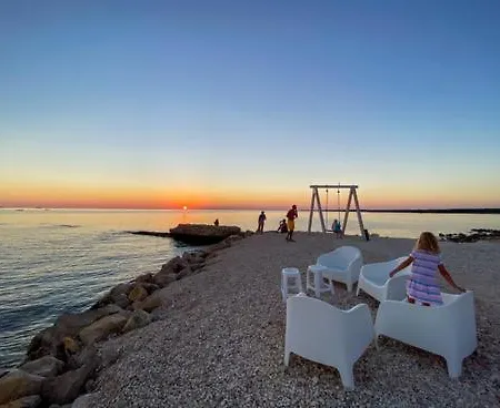 בית נופש Poiai Stonehouse With Jacuzzi פרוי