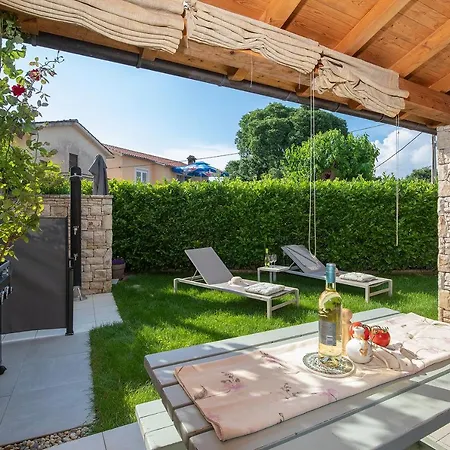 Poiai Stonehouse With Jacuzzi *