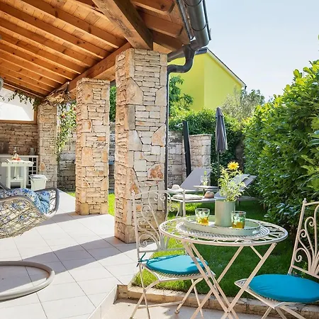 בית נופש Poiai Stonehouse With Jacuzzi פרוי