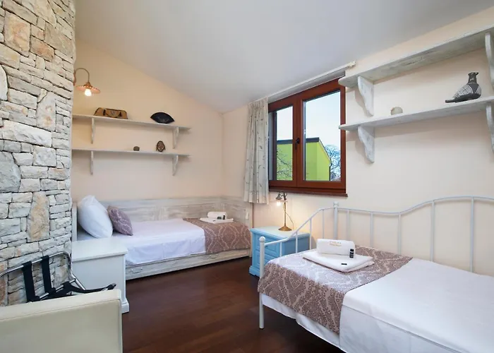 Poiai Stonehouse With Jacuzzi 펜션