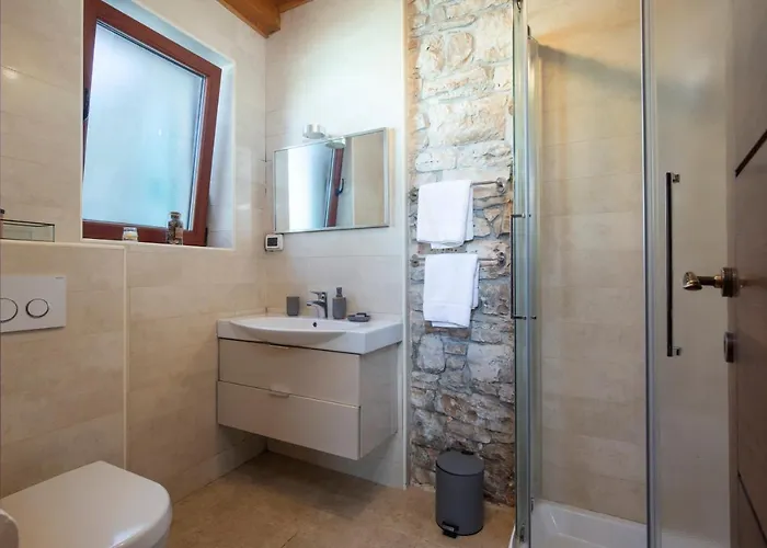 Poiai Stonehouse With Jacuzzi 펜션