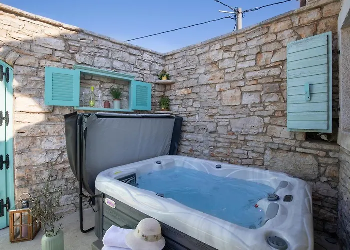 Poiai Stonehouse With Jacuzzi 펜션