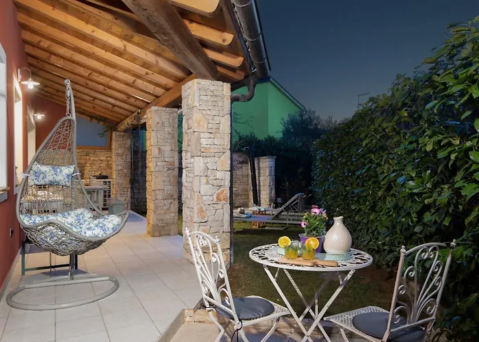 Poiai Stonehouse With Jacuzzi 펜션