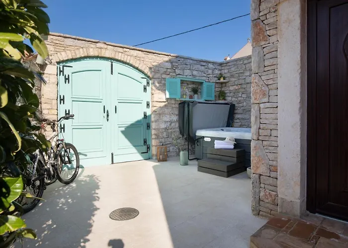 Poiai Stonehouse With Jacuzzi