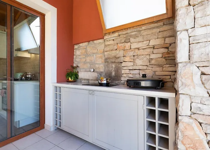 Poiai Stonehouse With Jacuzzi 페로이