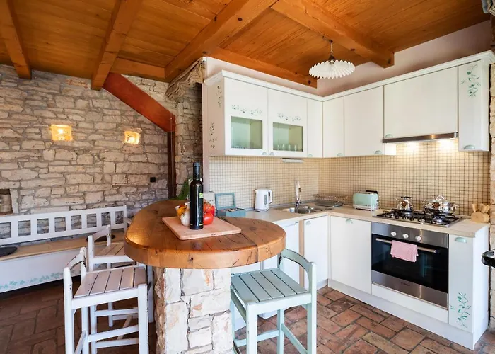 Poiai Stonehouse With Jacuzzi 펜션 *