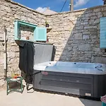 Poiai Stonehouse With Jacuzzi بيروغ