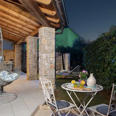 Poiai Stonehouse With Jacuzzi Ferienhaus