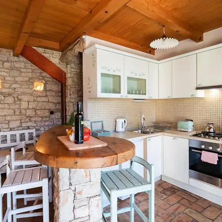 Poiai Stonehouse With Jacuzzi Prázdninový dům *