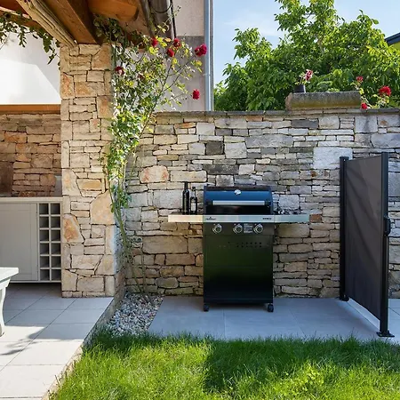 Poiai Stonehouse With Jacuzzi Prázdninový dům *