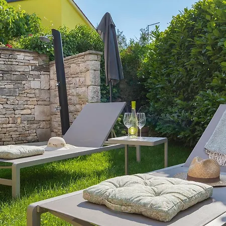Poiai Stonehouse With Jacuzzi بيروغ