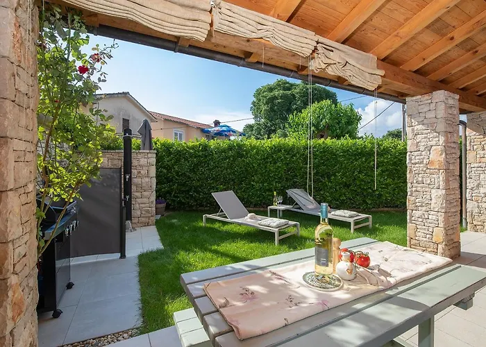 Poiai Stonehouse With Jacuzzi *