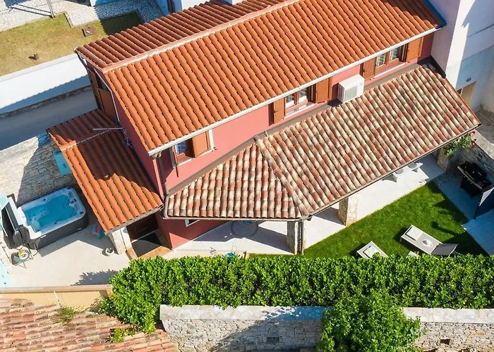 Prázdninový dům Poiai Stonehouse With Jacuzzi